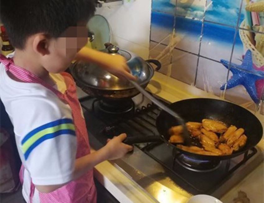 七岁男孩会做几十道菜，两年成果换来一张温暖票据，网友：暖炸了